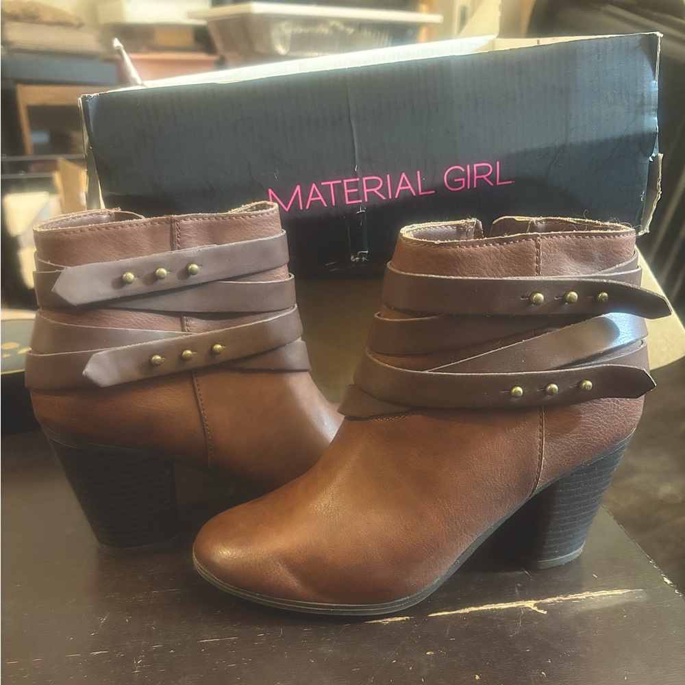 Material Girl Cognac bootie size 6M faux leather warm brown ankle boot with heel